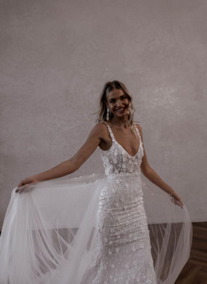 Lena  36/40  1.200 eur | pôvodná cena 3.100 eur  